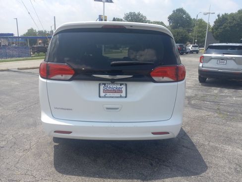 Used 2022 Chrysler Voyager LX FWD image 2