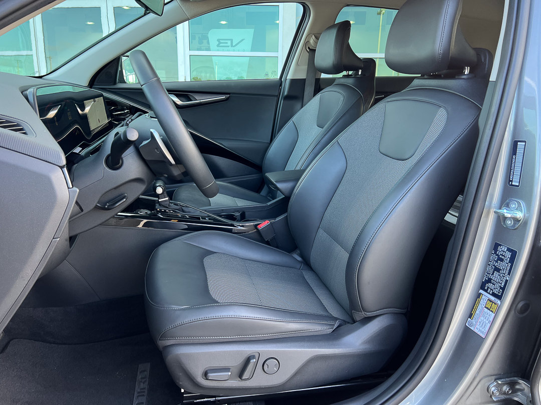 Used 2025 Kia Niro EX FWD image 16