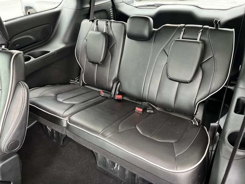 Used 2025 Chrysler Pacifica Limited FWD image 17