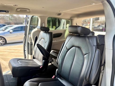 Used 2024 Chrysler Pacifica Touring-L image 22