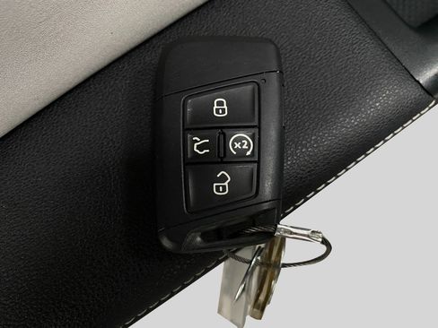 Used 2025 Volkswagen Taos SE AWD/4WD image 29