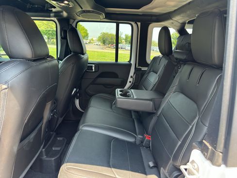 Used 2023 Jeep Wrangler Unlimited Sahara AWD/4WD image 15