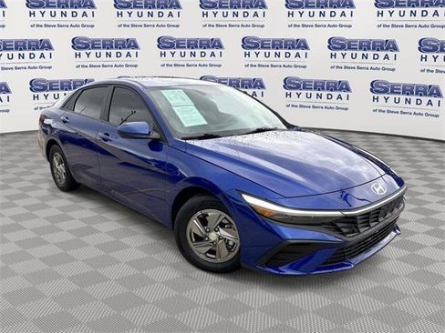 Certified 2025 Hyundai Elantra SE image 1