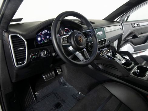 Certified 2023 Porsche Cayenne GTS AWD/4WD image 4
