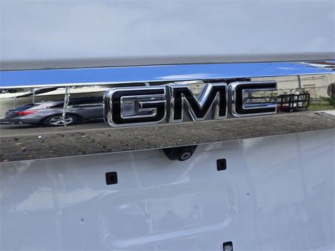 Used 2023 GMC Yukon SLT w/ SLT Premium Package image 11