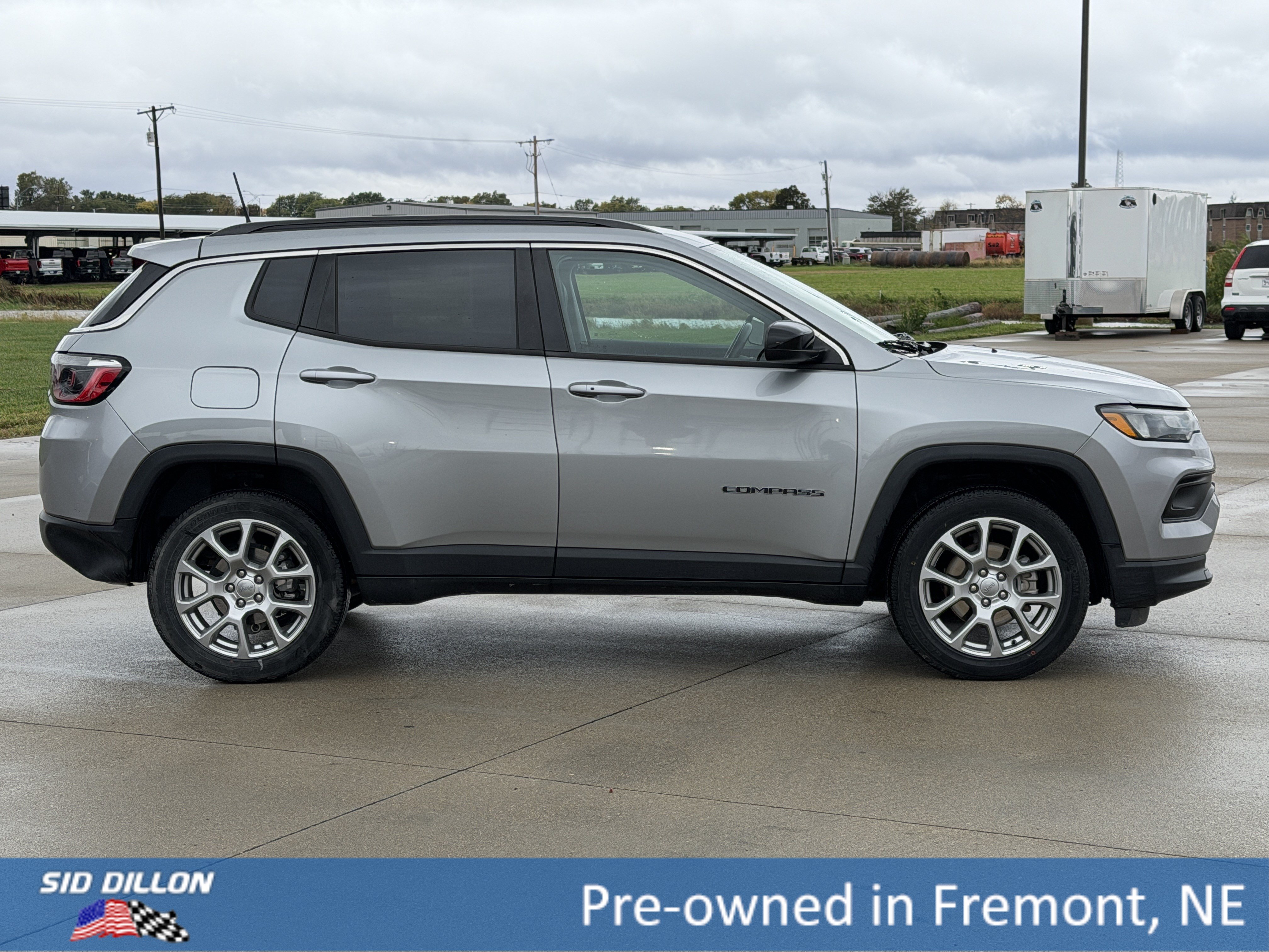 Used 2022 Jeep Compass Latitude AWD/4WD image 3