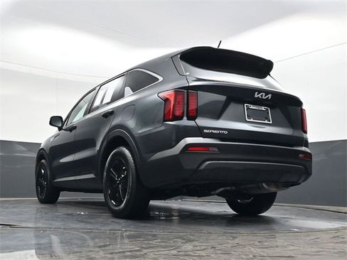 Used 2023 Kia Sorento LX image 32