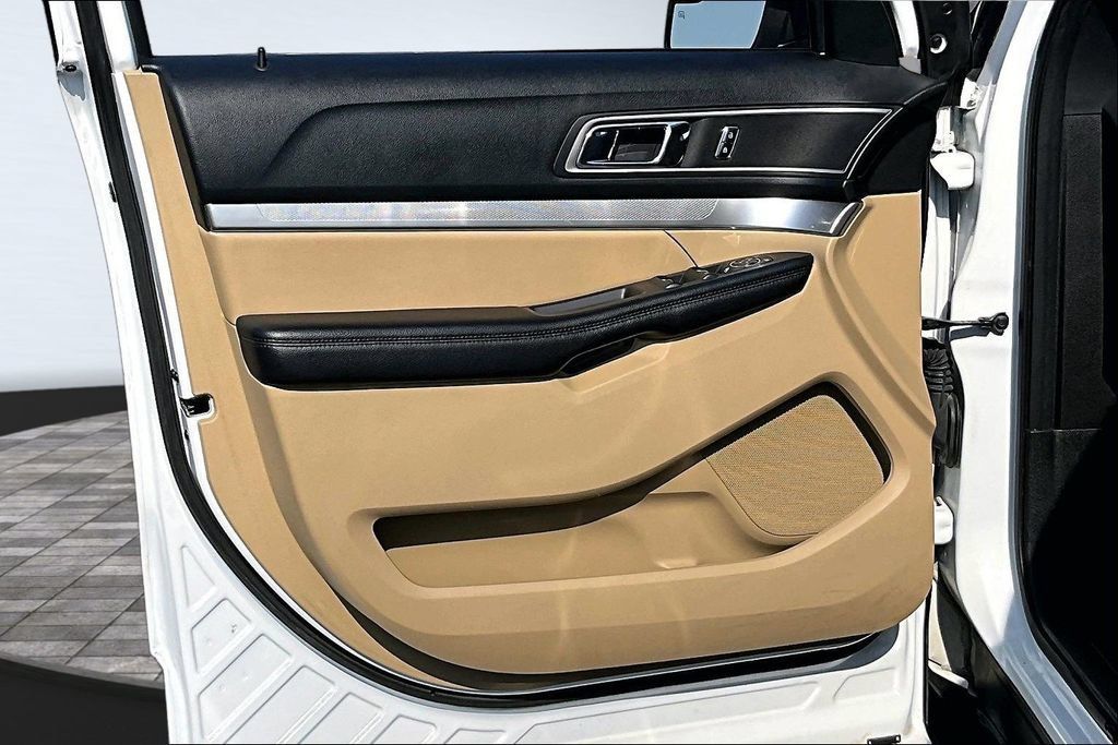 Used 2017 Ford Explorer XLT FWD image 23