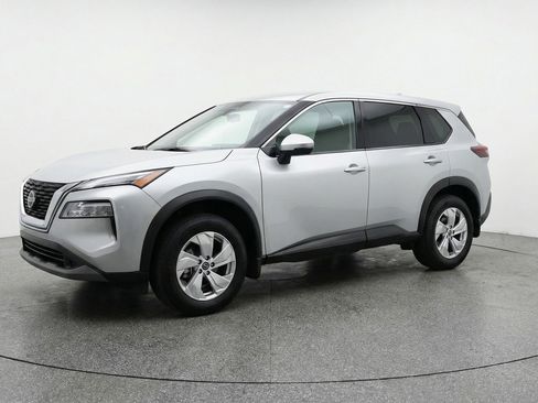 Used 2025 Nissan Rogue SV image 3