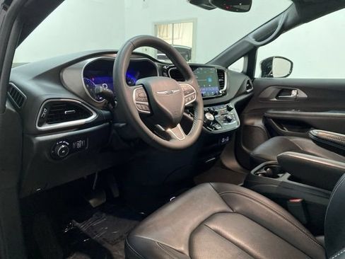 Used 2025 Chrysler Pacifica Select FWD image 18