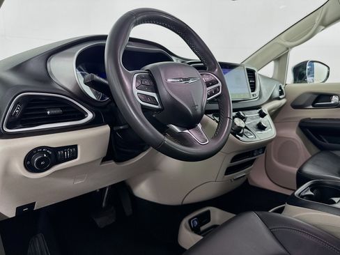 Used 2024 Chrysler Pacifica Touring-L FWD image 21