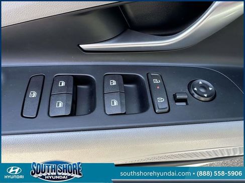 Certified 2025 Hyundai Elantra Limited FWD image 18