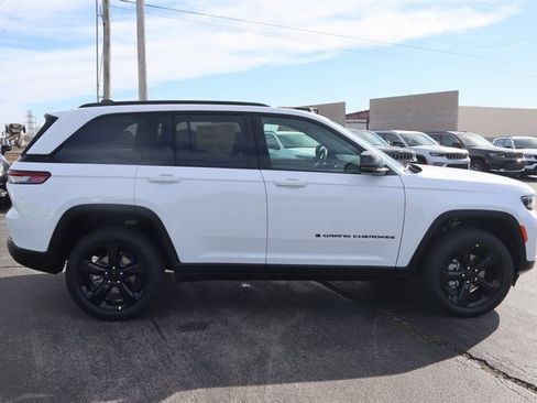 New 2025 Jeep Grand Cherokee Limited w/ Black Appearance Package image 3