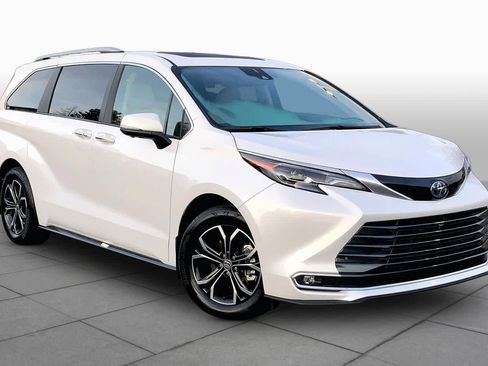 Used 2025 Toyota Sienna Platinum AWD/4WD image 3
