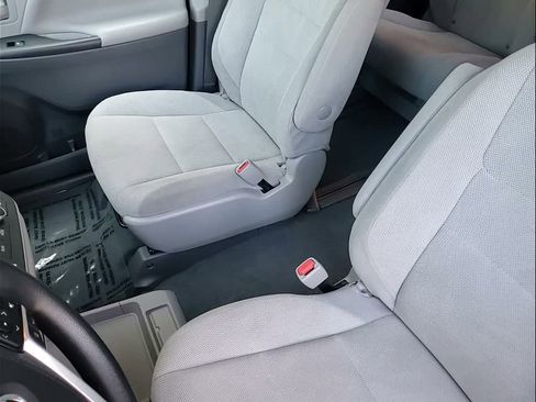 Used 2020 Toyota Sienna L image 27