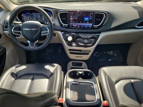 Used 2023 Chrysler Pacifica Touring-L FWD image 13