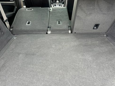 Used 2023 Porsche Cayenne Platinum Edition image 33