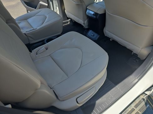 Used 2023 Toyota Highlander XLE FWD image 11