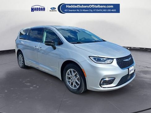 Used 2024 Chrysler Pacifica Touring-L FWD image 7