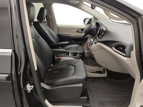Used 2017 Chrysler Pacifica Touring-L FWD image 21