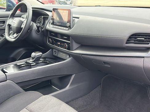 Certified 2025 Nissan Rogue SV image 22