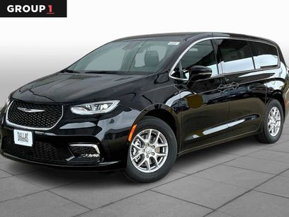 New 2025 Chrysler Pacifica Select
