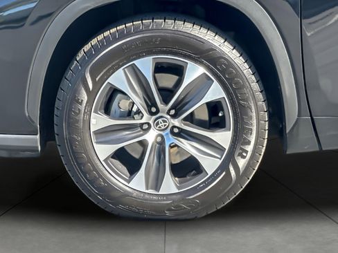 Certified 2022 Toyota Highlander XLE image 26