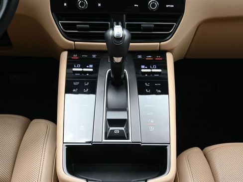 Certified 2024 Porsche Macan AWD/4WD image 23