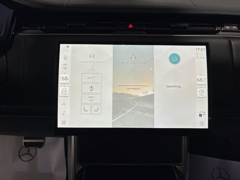 Used 2025 Land Rover Range Rover SE AWD/4WD image 24