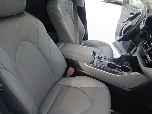 Used 2023 Toyota Highlander Limited image 24