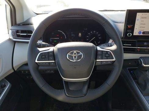 Used 2025 Toyota Sienna XLE image 14