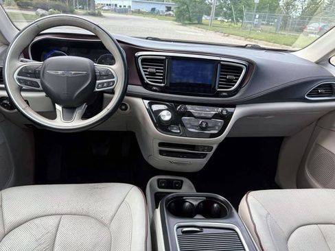 Used 2017 Chrysler Pacifica Limited w/ UConnect Theater Package FWD image 15