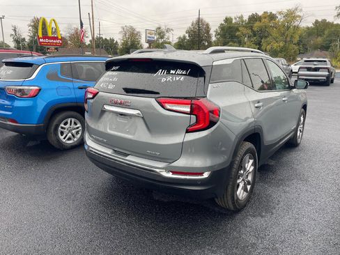 Used 2024 GMC Terrain SLT w/ Infotainment Package II image 3