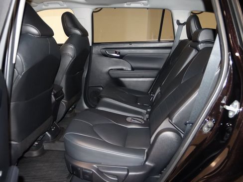 Used 2021 Toyota Highlander XLE image 50