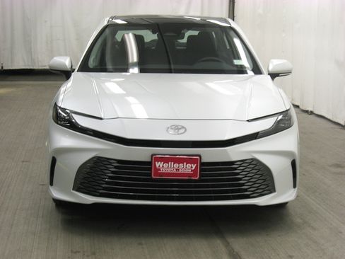 Used 2025 Toyota Camry XLE image 4