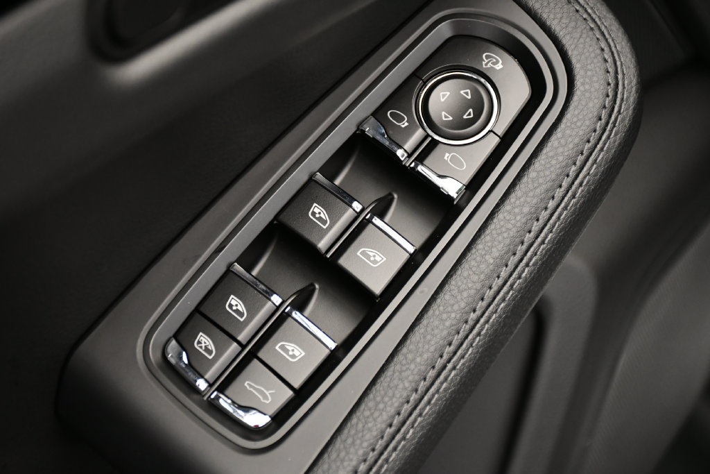 Certified 2026 Porsche Macan Turbo AWD/4WD image 37