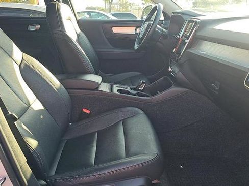 Used 2021 Volvo XC40 T4 Momentum w/ Protection Package Premier image 8