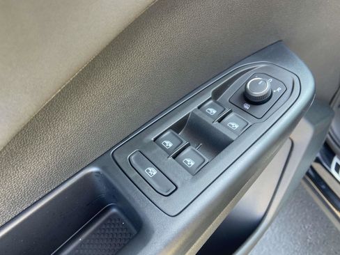 New 2025 Volkswagen Taos SE image 21