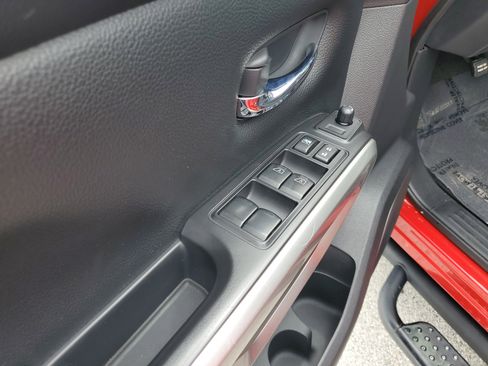 Used 2021 Nissan Titan SV w/ SV Convenience Package image 13