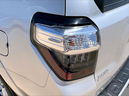 Used 2019 Toyota 4Runner SR5 AWD/4WD image 28