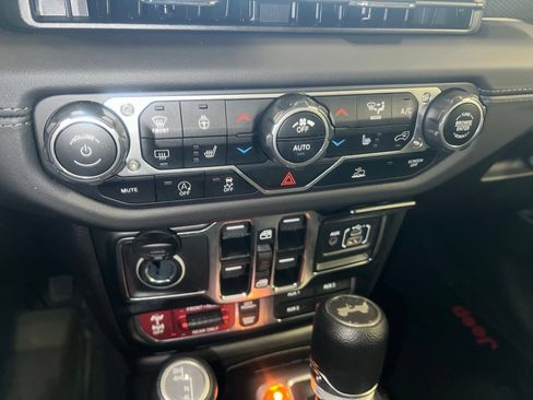 Used 2024 Jeep Wrangler Unlimited Rubicon w/ Technology Group AWD/4WD image 32