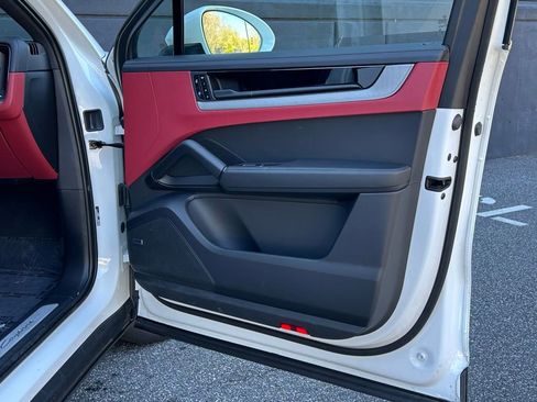 Certified 2025 Porsche Cayenne Coupe image 24