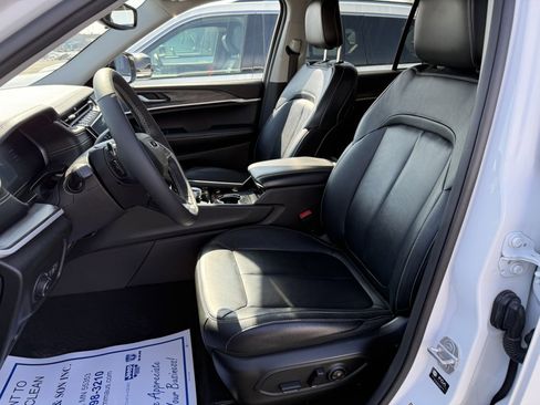 Used 2023 Jeep Grand Cherokee Limited image 11