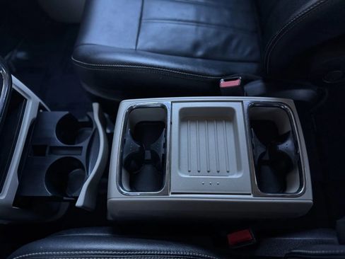 Used 2014 Chrysler Town & Country Touring image 33