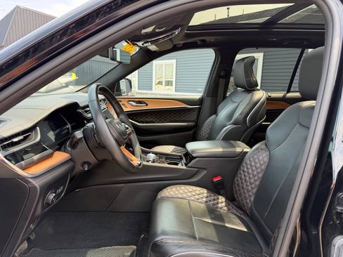Used 2023 Jeep Grand Cherokee Summit AWD/4WD image 9
