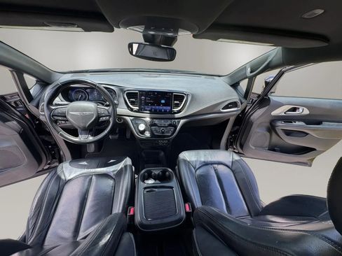Used 2022 Chrysler Pacifica Touring-L w/ S Appearance Package FWD image 9