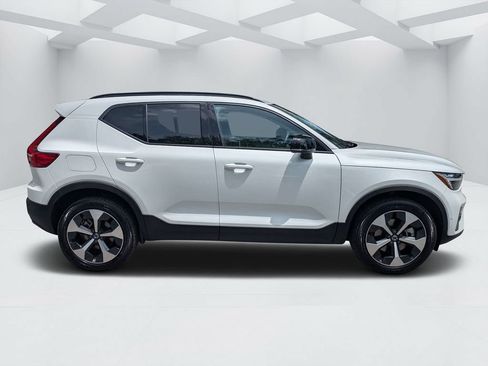 Certified 2026 Volvo XC40 B5 Plus AWD/4WD image 2