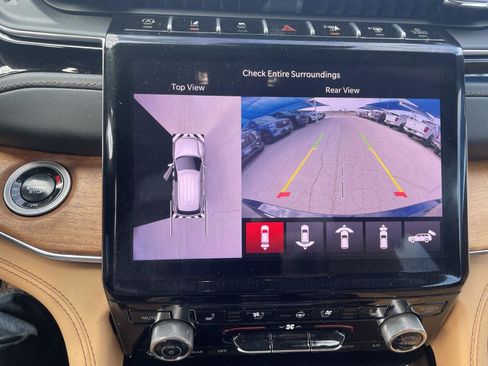 Used 2025 Jeep Grand Cherokee Summit image 19