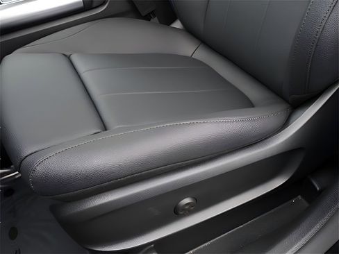 Used 2025 Mercedes-Benz GLA 250 4MATIC image 54