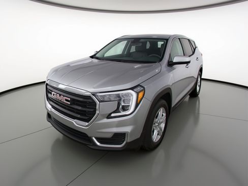 Used 2024 GMC Terrain SLE image 3